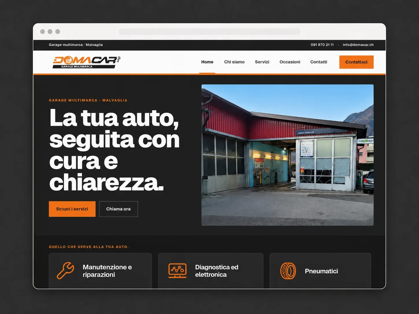 Pagina iniziale di DomaCar su desktop, con titolo bianco su fondo antracite e fotografia dell’officina.